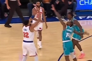 這什么戰(zhàn)術(shù)？唐斯祭出一米遠(yuǎn)三分投籃 隨后助攻自己沖筐扣籃