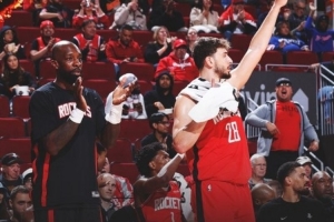 火箭發(fā)布贏球海報(bào)：封面為申京在替補(bǔ)席慶祝瞬間