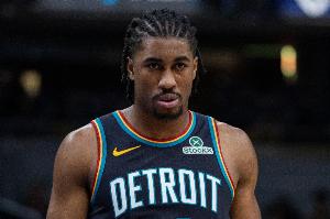 風(fēng)卷殘?jiān)?！艾維強(qiáng)攻上籃打成2+1 活塞首節(jié)已領(lǐng)先雄鹿18分