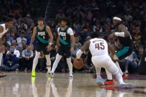 希望無礙！米切爾變向受傷 一瘸一拐下場休息