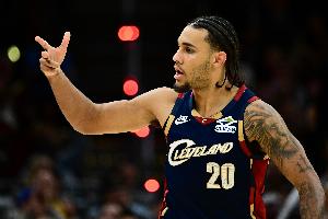 一馬當(dāng)先！泰森反擊直奔籃下 起飛滑翔單手暴力灌筐