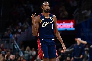 從從容容！小莫布里拖車(chē)跟進(jìn) 接隊(duì)友回傳點(diǎn)開(kāi)防守人雙手脆扣