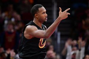 率先發(fā)力！莫布里首節(jié)7中4貢獻(xiàn)12分 三分4中2