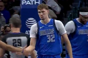 天賦還是在這！弗拉格突破空中對抗韋爾 上籃命中還有加罰！