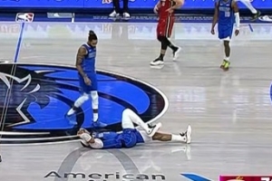 不是吧！加福德補(bǔ)籃過程中受傷 倒地緩了好一會(huì)兒走回更衣室