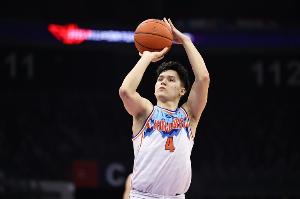 太猛了！伊力福拉提半場(chǎng)10中6轟下17分1板 半場(chǎng)壓哨接力三分