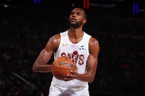 打出心得了？小莫布里內(nèi)線接球 撤步迎著克林根后仰中投再進(jìn)！