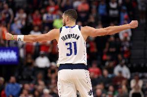 狀態(tài)不錯(cuò)！克萊半場11中4命中3記三分得到11分2籃板1封蓋