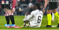 一場(chǎng)傷兩個(gè)！卡馬文加被踢倒受傷無(wú)法堅(jiān)持，居萊爾替補(bǔ)出場(chǎng)