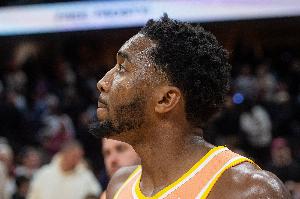 抬手就有！米切爾側(cè)翼連續(xù)晃動(dòng) 抬手三分洞穿籃心