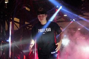 步履不停！楊瀚森今日客戰(zhàn)后旋即趕回波特蘭 明日將代表混音出戰(zhàn)