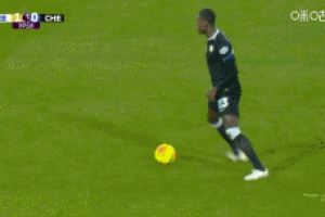 得注意??！埃斯特旺身后踢倒古德蒙德森，被出示黃牌