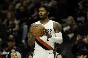 錦上添花！凱萊布·樂福弧頂三分命中 幫助球隊(duì)擴(kuò)大領(lǐng)先