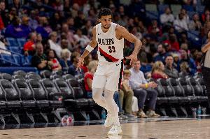 真硬！卡馬拉反擊強(qiáng)硬突破 頂著加蘭上籃打成2+1！