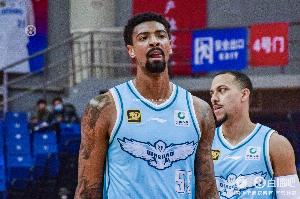 命中率很高！米奇11中9&罰球7中4拿全隊(duì)最高22分 另有6板2助1帽