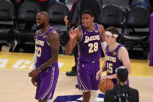 詹姆斯：我看到對(duì)方教練讓巴恩斯上包夾 這樣就漏空八村塁了