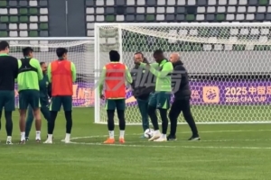 京媒：國安球員拍頭禮迎接金靴法比奧，韓佳奇也隨隊出征