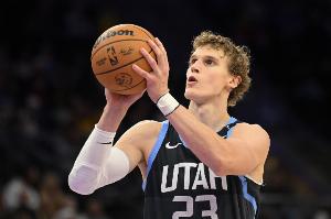 穩(wěn)定發(fā)揮！馬爾卡寧半場10中6拿到12分3籃板