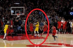 這就是經(jīng)驗(yàn)！詹姆斯最后看都沒看八村 但還是精準(zhǔn)傳球找到后者