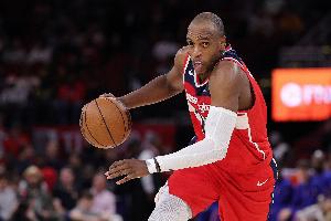 老道！米德爾頓迎著懷特?fù)屚?三分命中還造犯規(guī)打成3+1