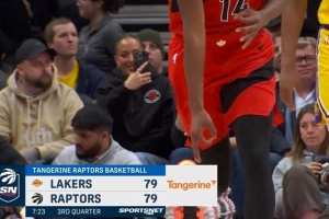 連珠炮！猛龍由沃爾特與馬穆連續(xù)命中三分 瞬間抹平分差