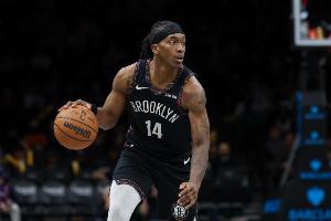 希望沒事??！曼恩上籃重摔 堅持罰籃后返回更衣室