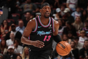 今天終結(jié)挺高效！阿德巴約半場10中7砍下16分5籃板