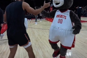 人緣還是很棒的！狄龍賽前和火箭主場的吉祥物熊嬉戲打鬧