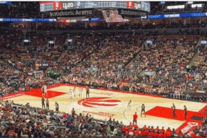 一閃一閃蹦迪現(xiàn)場！猛龍主場計(jì)時器燈光閃爍 導(dǎo)致開賽40秒就暫停