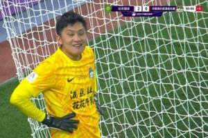 人麻了！王國明撲出法比奧點(diǎn)球被判重罰，一邊噴水一邊苦笑