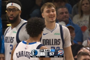 弗拉格空切準備單臂炸扣被亞歷山大犯規(guī) 后者上半場已經(jīng)3犯了