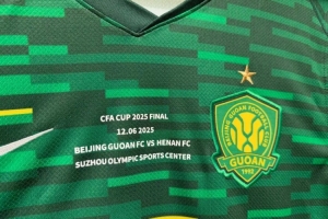 媒體人：足協(xié)杯決賽兩隊(duì)球衣胸前印了比賽信息，這點(diǎn)與國際接軌