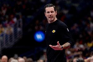 改判了！里夫斯沖搶籃板出界 雷迪克挑戰(zhàn)成功改懷特犯規(guī)