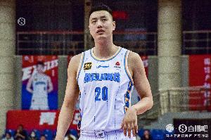 中流砥柱！翟曉川9投8中&三分5中4 砍下21分7板&正負(fù)值+25