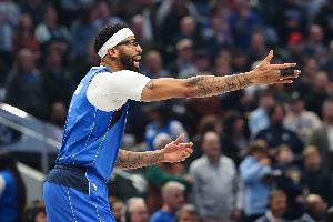 不想玩啦？濃眉上半場4中0得分掛蛋&僅得4板2助 罰球2中0