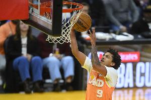 想造犯規(guī)沒(méi)給！小克雷格·波特?cái)Q著身子漂移三分 皮球空心命中