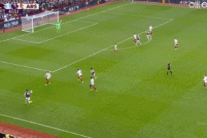 嚇出冷汗！維拉邊路橫傳廷伯鏟球解圍，拉亞反應(yīng)不及皮球滑門而出