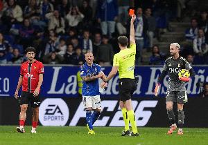 生涯首張直紅40歲卡索拉西甲飛鏟染紅，20年生涯835場(chǎng)第2紅