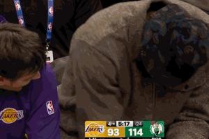 在聊啥這么開心！詹姆斯和里夫斯在替補(bǔ)席嘎嘎嘎偷笑