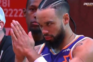 火箭為狄龍播放致敬視頻 后者雙手合十&并向全場(chǎng)觀眾示意??