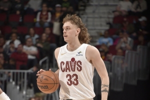 瀟灑！特雷弗斯背運(yùn)過(guò)人 隨后殺入籃下輕松打中