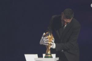 戴手套歸還大力神杯引爭議！因凡蒂諾向阿根廷主帥斯卡洛尼致歉