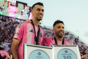 職業(yè)生涯圓滿(mǎn)結(jié)局！布斯克茨、阿爾巴奪冠后獲贈(zèng)紀(jì)念獎(jiǎng)?wù)? >
                                        </div>
                                    </div>
                                                                        <div   id=