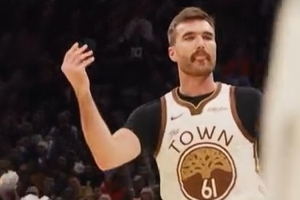 老大認可！斯潘塞命中三分后朝勇士替補席比數(shù)錢姿勢 庫里轉(zhuǎn)發(fā)