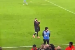 未來成疑！薩拉赫賽后獨(dú)自停留在場邊，并向球迷長時(shí)間鼓掌揮手