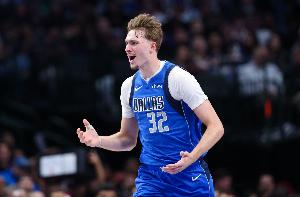 濃眉：弗拉格已經(jīng)成為對手重點防守對象 他愿意承擔(dān)責(zé)任&更進(jìn)一步