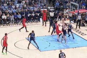 自信心來(lái)了！楊瀚森背打左手勾手命中再次單吃埃迪個(gè)人連得4分