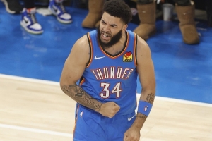 老將坐鎮(zhèn)！肯里奇·威廉姆斯7投4中得11分7板6助 正負(fù)值+29