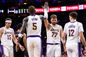 客場戰(zhàn)勝76人！湖人官推曬贏球海報：全力拼搏 拿下了比賽