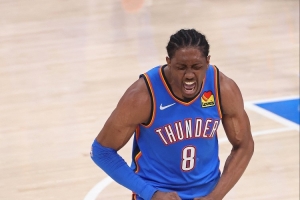 太輕松了！場(chǎng)下切特&杰倫威&杰林威開(kāi)心暢聊 球隊(duì)領(lǐng)先40分